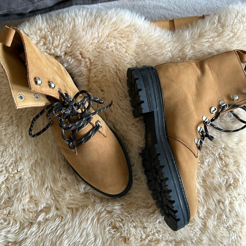 NEVER WORN JENNI KAYNE BOOTS